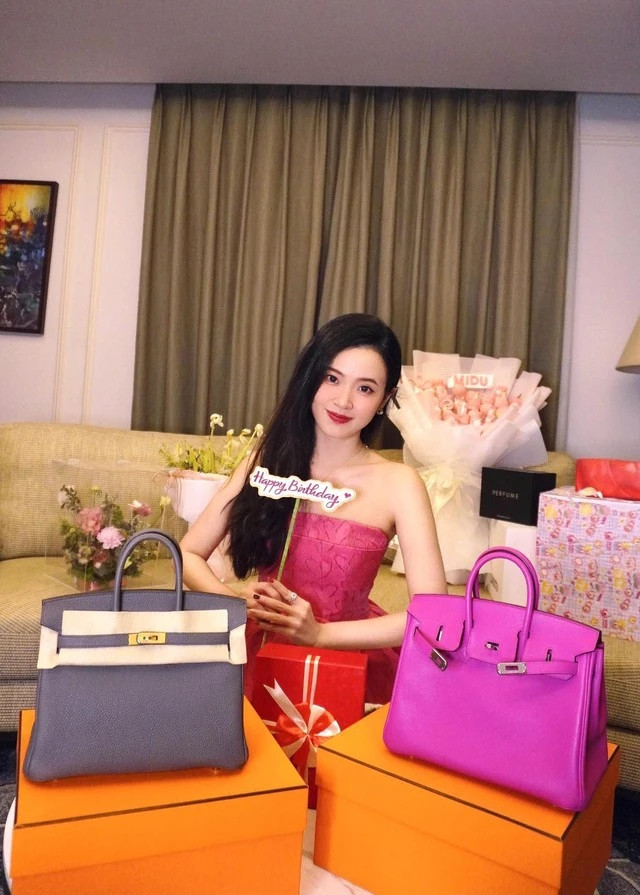 Đặc biệt, dịp sinh nhật tuổi 34 vừa qua, Midu tự thưởng cho bản thân 2 chiếc túi có giá hơn 1,1 tỷ đồng. Ảnh: FBNV
