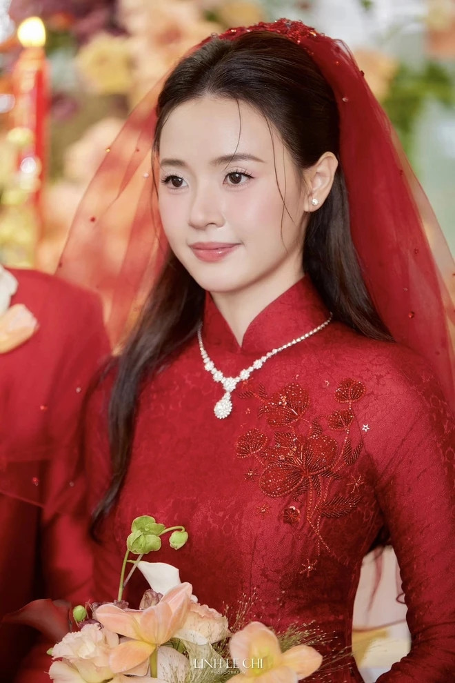 Trong khi đó, Midu không chỉ thành công trong nghệ thuật, Midu còn công tác trong ngành giáo dục. Nhiều người đoán thu nhập từ nghệ thuật và giảng dạy của Midu "không phải dạng vừa". Ảnh: Znews