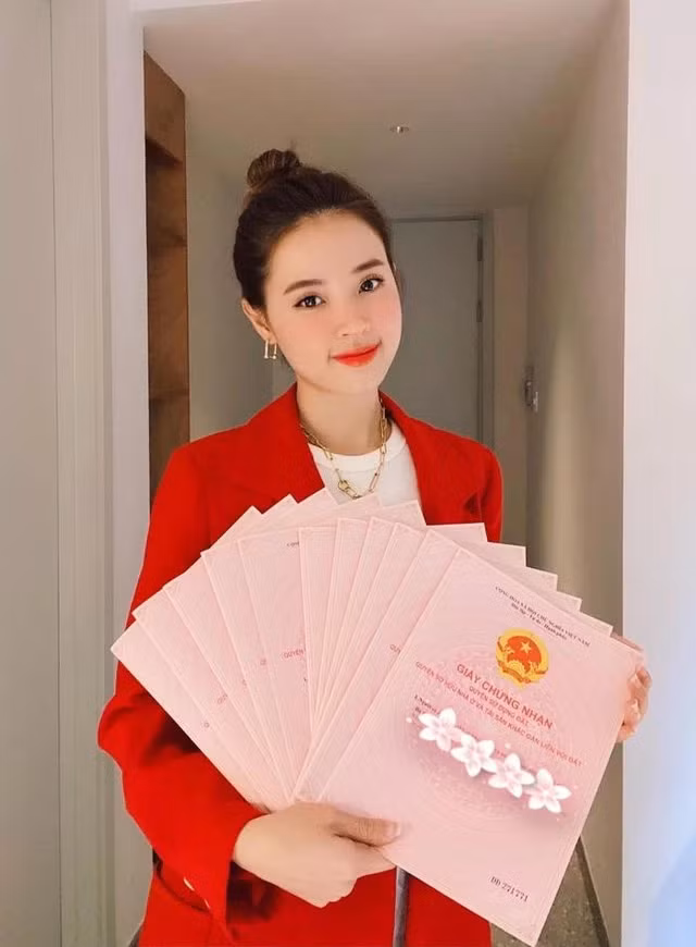 Ngoài ra, Midu còn được biết tới là đại gia bất động sản có tiếng trong showbiz Việt. Midu thường xuyên "flex" sổ đỏ gây choáng. Ảnh: FBNV