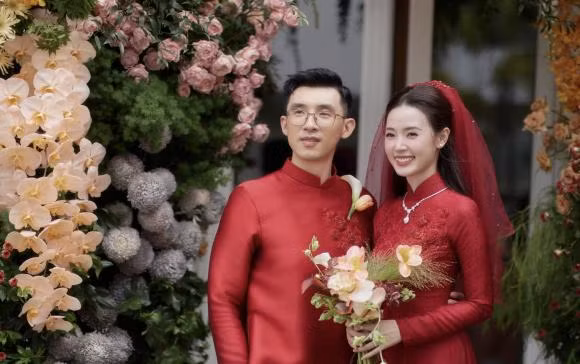 Trong ngày trọng đại, cô dâu chú rể xuất hiện tình cảm bên nhau. Trong khi Midu diện áo dài đỏ thì Minh Đạt cũng gây sốt với diện mạo điển trai, đúng chuẩn thiếu gia nhà hào môn. Ảnh: Thuong hiệu &amp; pháp luật