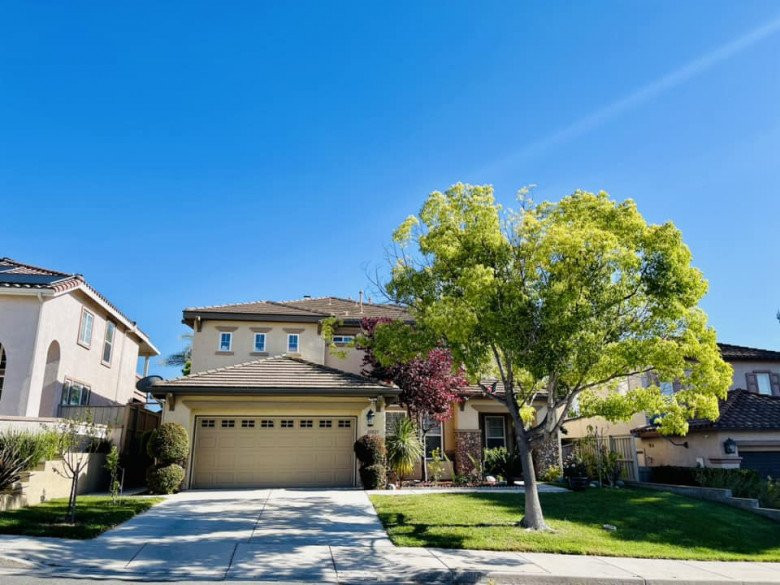 Ngôi nhà của Diệu Hương tại Mỹ gồm 2 tầng, có không gian thoáng đãng, phía trước là khoảng sân với thảm cỏ xanh mướt.