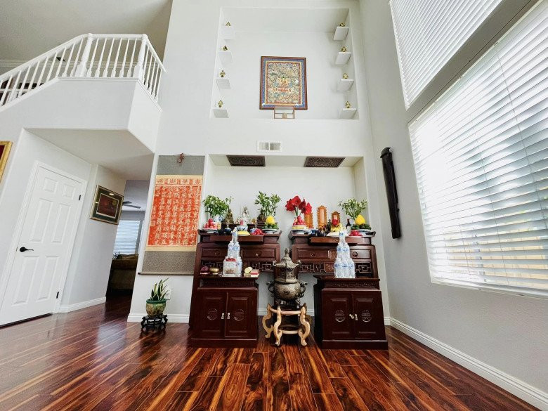 Không gian bên trong nhà thiết kế xen lẫn truyền thống và hiện đại.