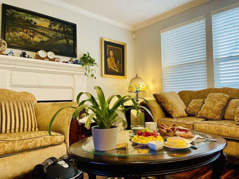 Phòng khách sang trọng và ấm cúng.