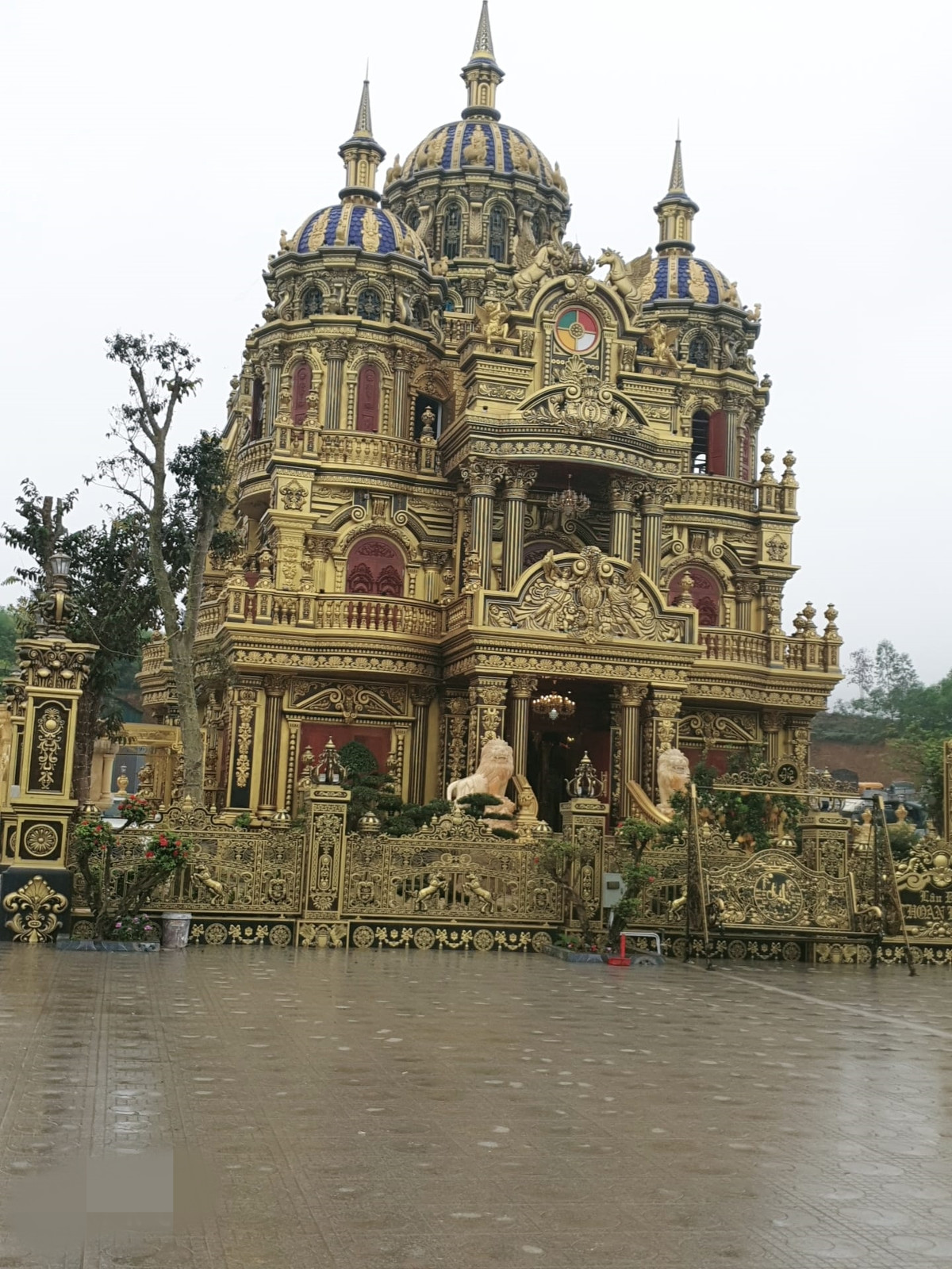 Theo tiết lộ của gia chủ, dinh thự được thiết kế theo kiến trúc Pháp với tông màu vàng đồng chủ đạo.