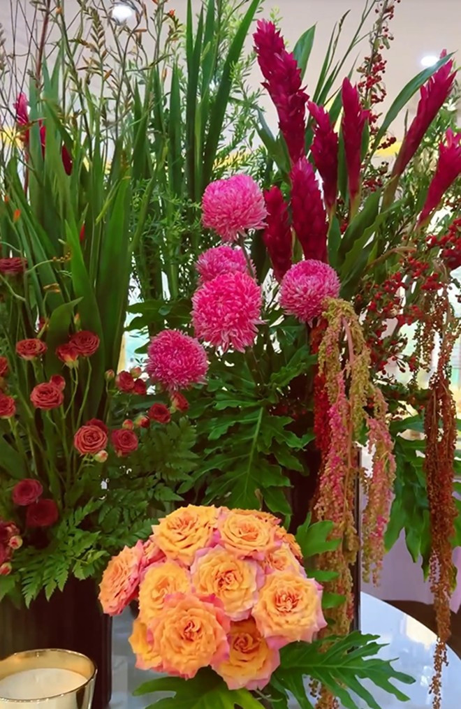 Đủ các loại hoa gồm hồng đỏ tươi, hồng cam, phăng đỏ... cho căn phòng thêm sinh động.