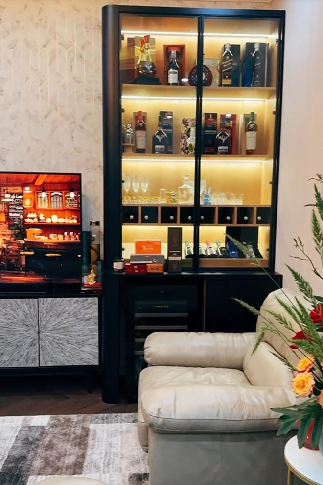 Trong phòng khách còn có kệ tủ đựng rượu sang trọng.