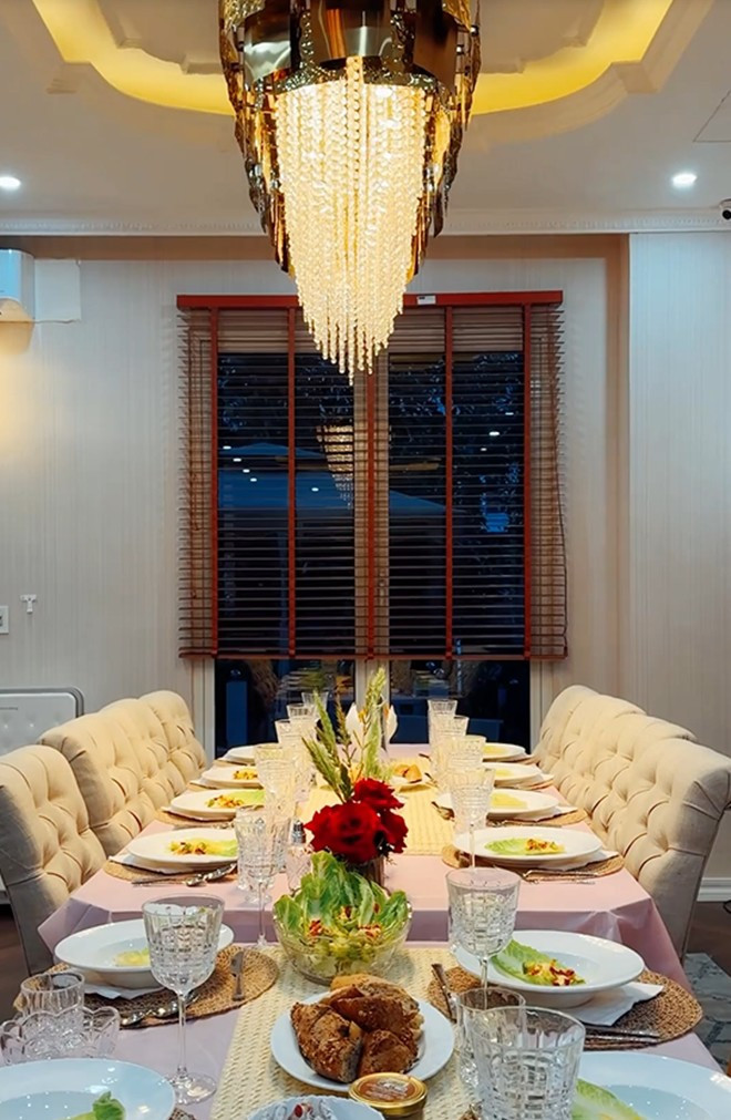 Bàn ăn trong biệt thự của hot mom Hằng Túi sang chảnh chẳng kém nhà hàng với đèn chùm pha lê lộng lẫy.