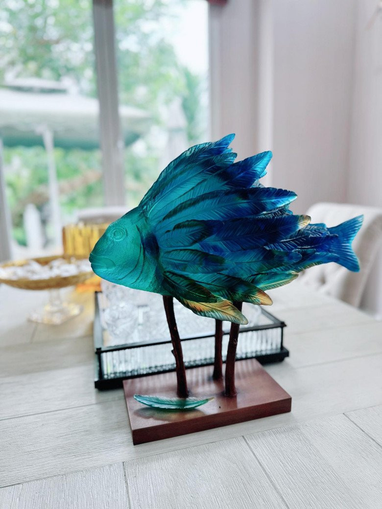 Con cá màu xanh lam đẹp tinh tế giúp không gian thêm phần sang trọng.