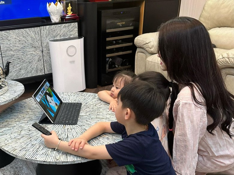 Phòng khách ấm cúng với bà trà tròn.