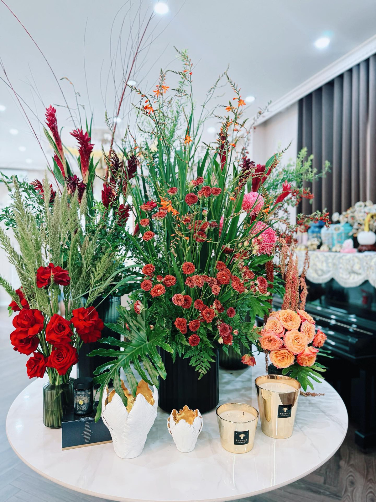 Chồng hot mom Hằng Túi còn trổ tài cắm hoa cho không gian sống thêm tươi mới.