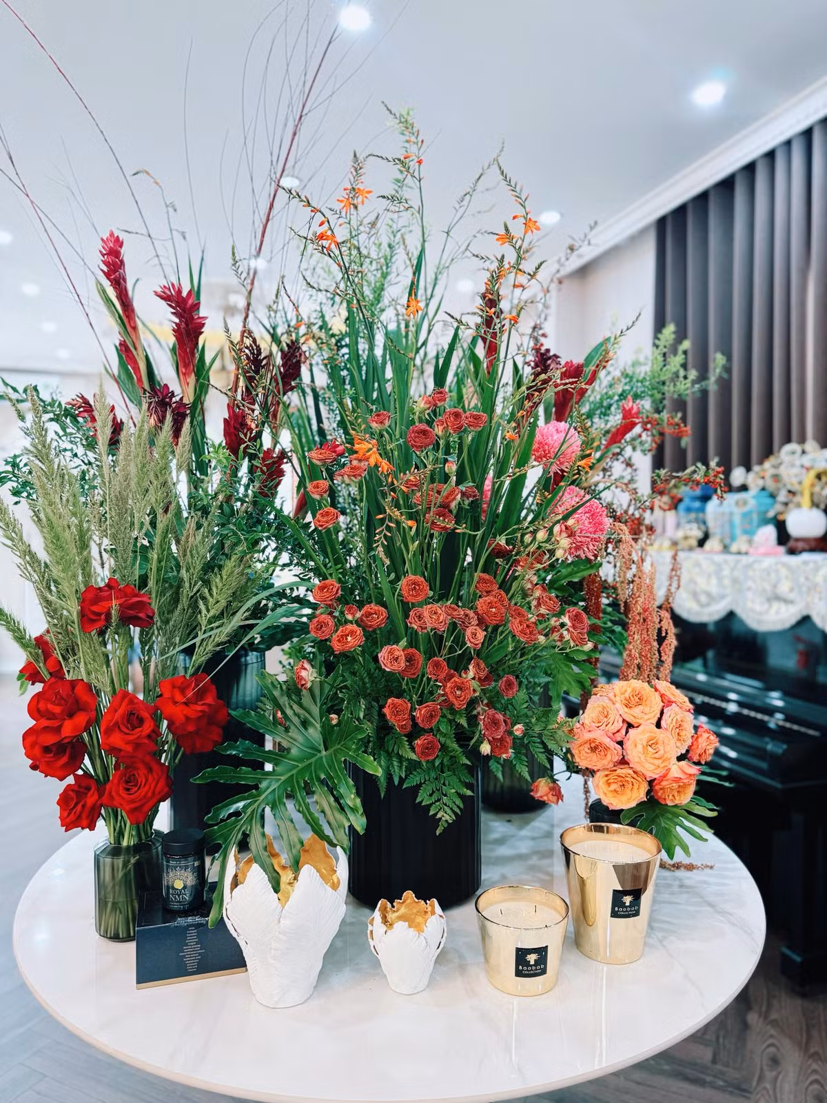 Chồng hot mom Hằng Túi còn trổ tài cắm hoa cho không gian sống thêm tươi mới.