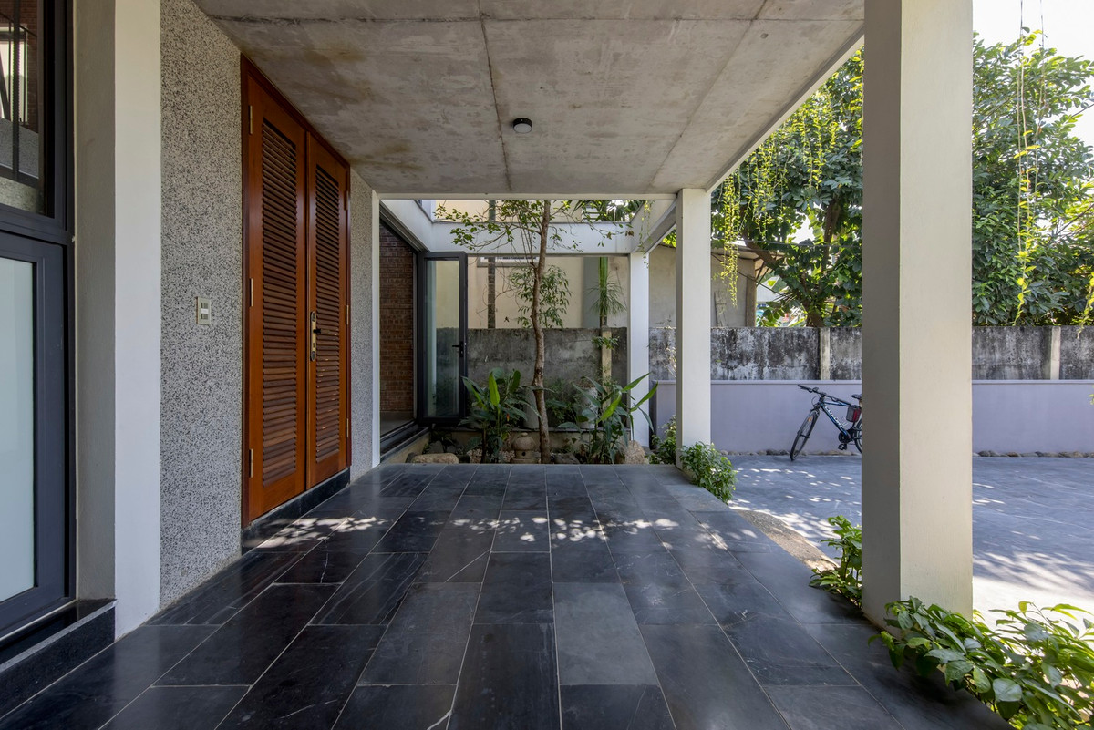 Ranh giới giữa bên trong và bên ngoài được phân định nhờ hệ thống cửa. Từ đó, kiến trúc sư đề xuất giải pháp tái sử dụng "cấu trúc" xuyên suốt và xây dựng lại không gian của căn nhà. Ảnh: Hoàng Lê