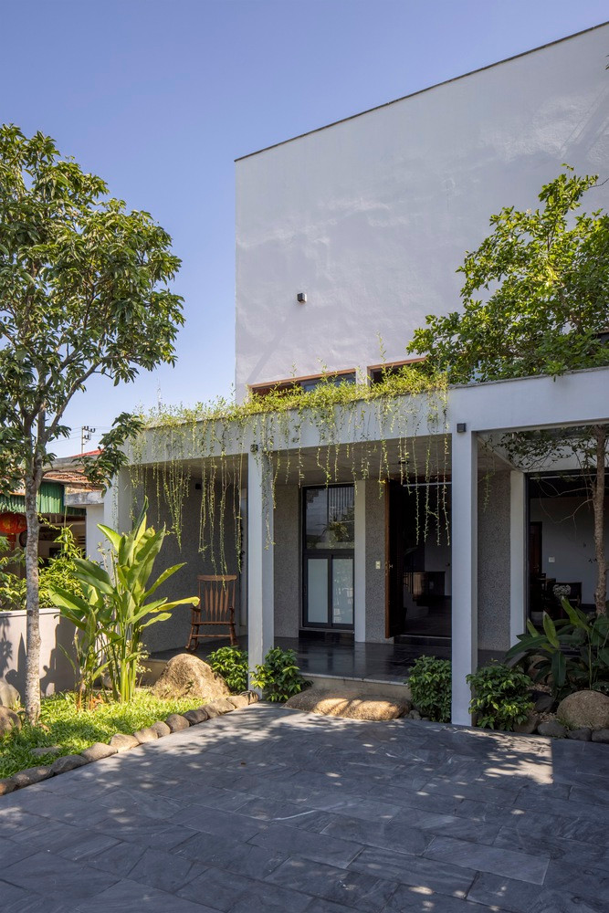 Tọa lạc tại huyện Nghi Xuân (Hà Tĩnh), ngôi nhà được thiết kế cho một gia đình trẻ 3 thành viên bao gồm cặp vợ chồng và một bé gái 5 tuổi. Thời gian tới gia đình sẽ có thêm thành viên nhưng họ không muốn xây những phòng ngủ được thiết kế sẵn, đồng thời đảm bảo chi phí xây dựng ở mức tối thiểu. Ảnh: Hoàng Lê