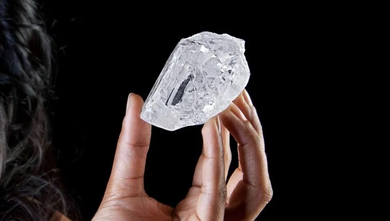 Tháng 11/2015, mỏ Karowe khai thác được viên kim cương thô nặng 1.109 carat. Sau đó, viên kim cương được bán với giá 53 triệu USD. Ảnh: Robbreport