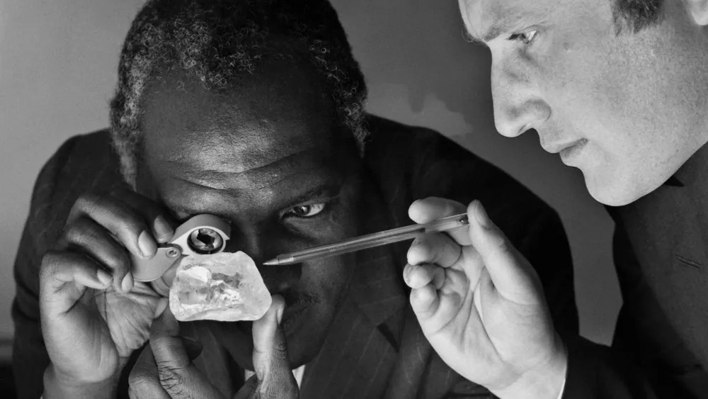 Viên kim cương thô nặng 968,90 carat được phát hiện vào năm 1972 tại quận Koidu (tỉnh miền Đông Sierra Leone). Viên kim cương sau đó được bán với giá 2,3 triệu USD và chế tác thành 17 viên kim cương nhỏ hơn. Ảnh: Robbreport