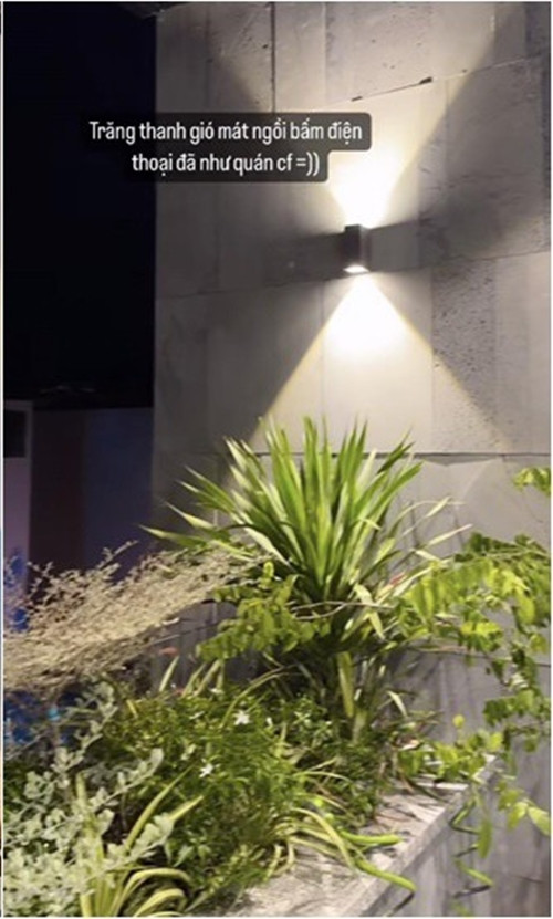 Mới đây, người đẹp Huỳnh Khánh Vy hé lộ thêm không gian sân thượng mát mẻ thu hút sự chú ý của đông đảo khán giả.