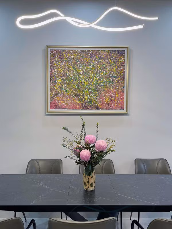 Bàn ăn được tô điểm bằng lọ hoa tươi. Nguồn ảnh: FBNV