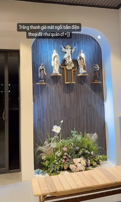 Tại sân thượng, gia đình Phan Manh Quỳnh bố trí không gian thờ cúng với bức tượng và cây xanh.