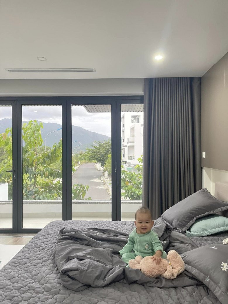 Ngoài sân thượng, các không gian khác trong nhà Phan Mạnh Quỳnh - Khánh Vy cũng thoáng đãng, tràn ngập ánh sáng.