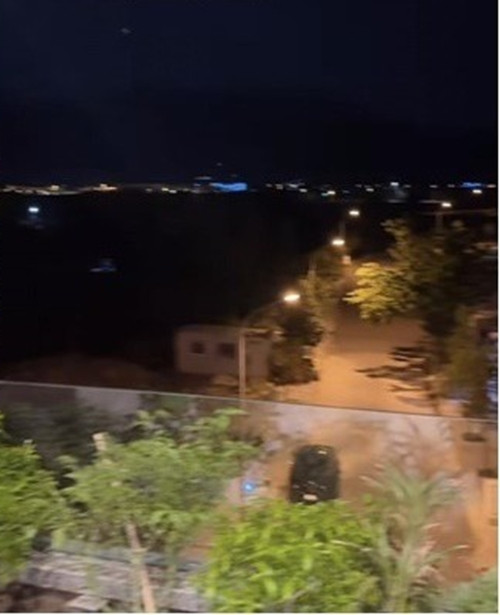 Không gian mở với nhiều cây cối tạo cảm giác như đang ở trong một quán cà phê ngoài trời.