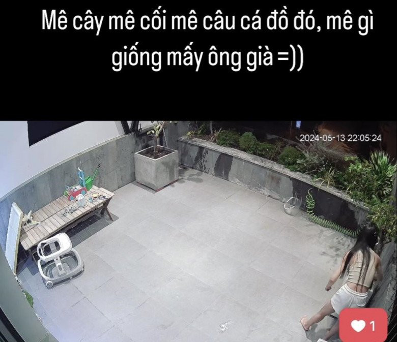 Một góc sân thượng nhìn từ trên cao xuống được bài trí đơn giản với chậu cây và bàn ghế gỗ mộc mạc.