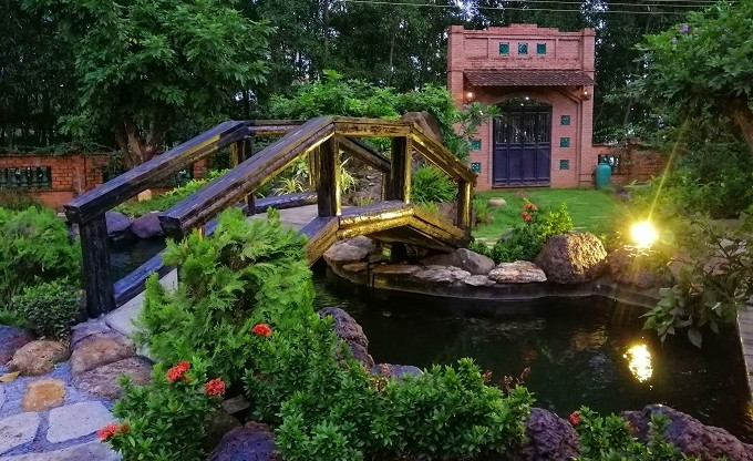 Gia chủ không tiết lộ chi phí xây dựng ngôi biệt phủ này nhưng dân tình dự đoán cơ ngơi này phải lên đến hàng chục tỷ đồng. Ảnh: Vietnamnet