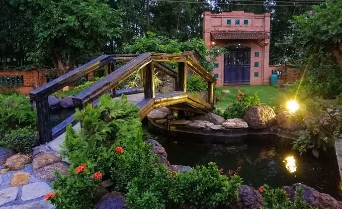 Gia chủ không tiết lộ chi phí xây dựng ngôi biệt phủ này nhưng dân tình dự đoán cơ ngơi này phải lên đến hàng chục tỷ đồng. Ảnh: Vietnamnet