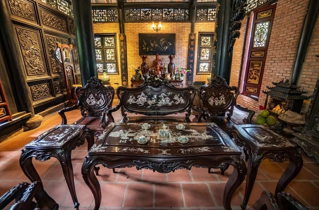 Bàn ghế chủ yếu làm bằng gỗ sang trọng. Ảnh: Vietnamnet