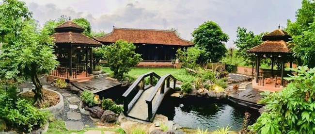 Trong khuôn viên biệt thự có thiết kế vườn cây, cao cá, tạo cảnh quan đẹp mắt. Ảnh: FBNV