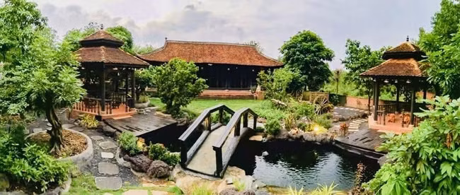 Trong khuôn viên biệt thự có thiết kế vườn cây, cao cá, tạo cảnh quan đẹp mắt. Ảnh: FBNV