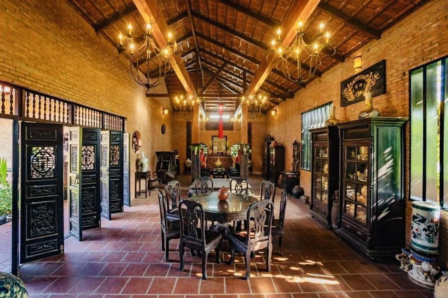Hầu hết nội thất trong nhà đều được Hoàng Mập sưu tầm từ nhiều nơi, bày trí đúng phong cách nhà cổ. Ảnh: Vietnamnet