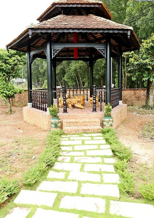 Từ chòi hình lục giác có thể nhìn bao quát toàn bộ không gian ngôi nhà. Ảnh: Vietnamnet