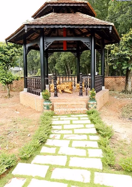 Từ chòi hình lục giác có thể nhìn bao quát toàn bộ không gian ngôi nhà. Ảnh: Vietnamnet