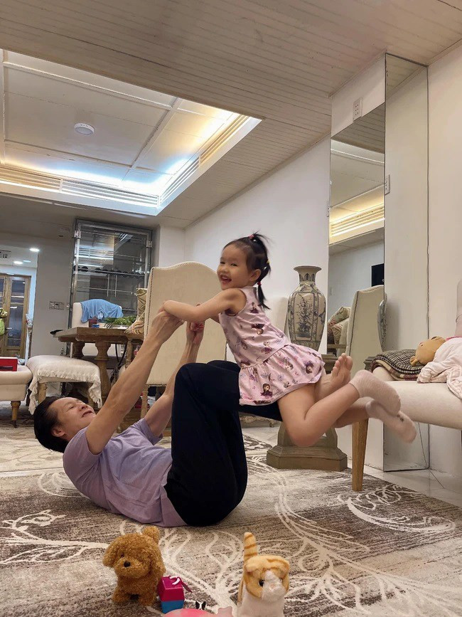 Việc chăm sóc, dạy dỗ con gái nhỏ Bồ Câu cũng được vị đại gia U60 rất quan tâm. Ảnh: FBNV
