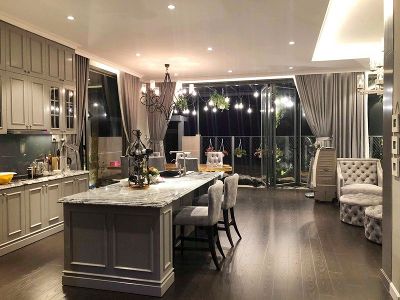 Phòng bếp rộng rãi, có bàn đảo và ghế.