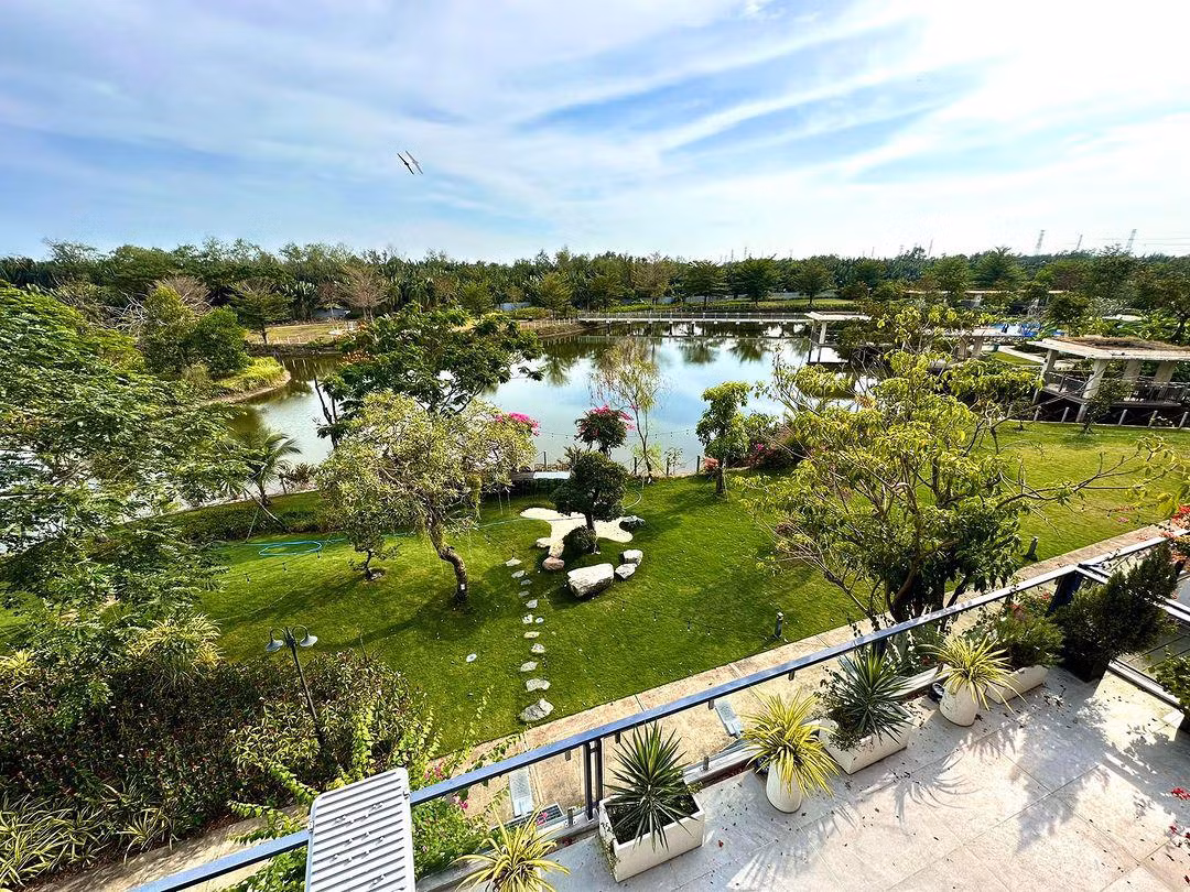 Ban công thiết kế mở, đón gió, có tầm nhìn viu sông.