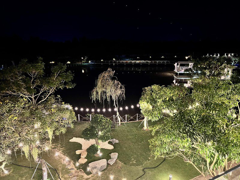 Sân vườn được lắp hệ thống đèn chiếu sáng. Nguồn ảnh: FBNV