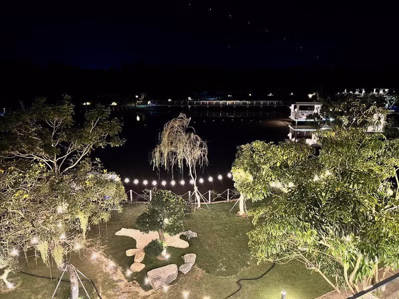 Sân vườn được lắp hệ thống đèn chiếu sáng. Nguồn ảnh: FBNV