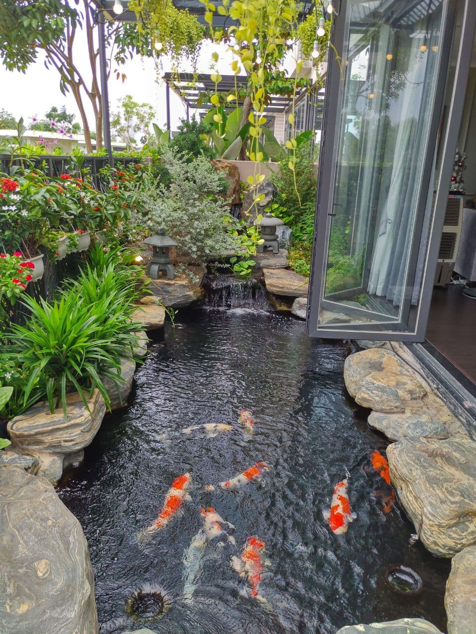 Trong biệt thự có hồ cá Koi thiết kế bằng đá tự nhiên với chi phí hơn 1 tỷ đồng.