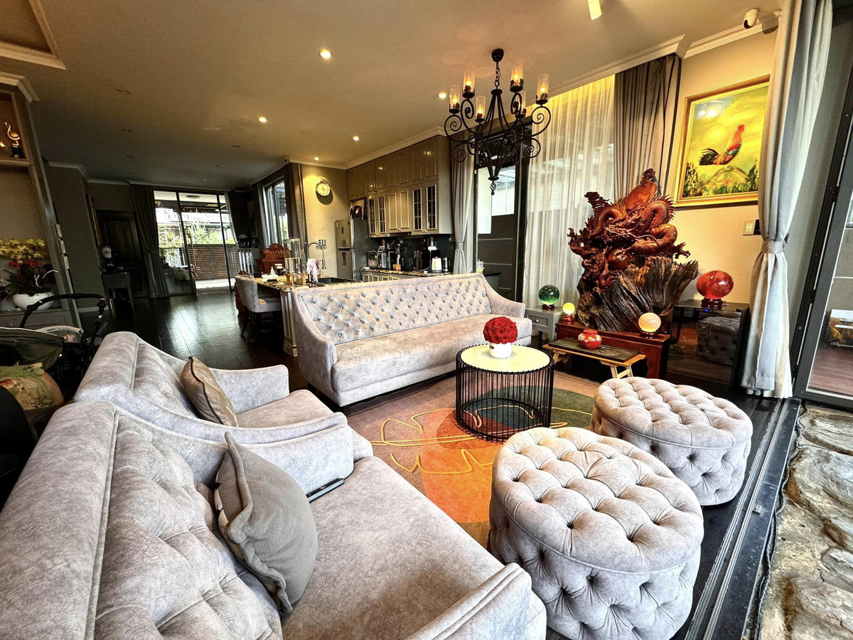 Ngôi nhà mang phong cách sang trọng, vừa hiện đại vừa có nét cổ điển.