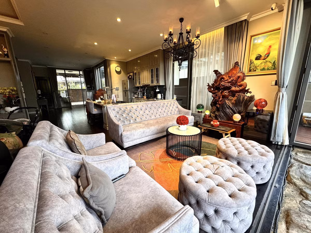 Ngôi nhà mang phong cách sang trọng, vừa hiện đại vừa có nét cổ điển.