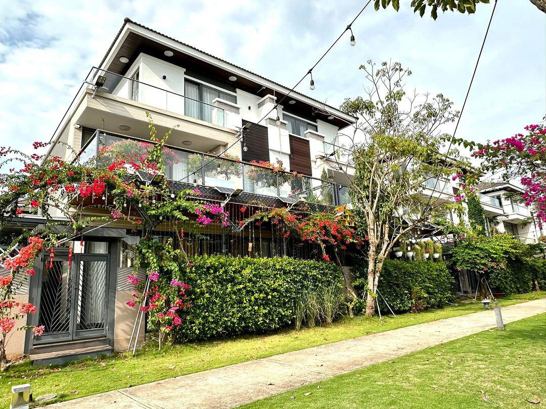  Cao Thái Sơn được mệnh danh là đại gia bất động sản trong showbiz Việt. Nam ca sĩ sở hữu nhiều ngôi nhà hoành tráng ở TP HCM, Long An, Đà Nẵng... Trong đó, nơi ở chính của Cao Thái Sơn là căn biệt thự triệu đô ven sông Sài Gòn.