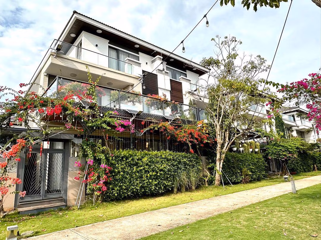  Cao Thái Sơn được mệnh danh là đại gia bất động sản trong showbiz Việt. Nam ca sĩ sở hữu nhiều ngôi nhà hoành tráng ở TP HCM, Long An, Đà Nẵng... Trong đó, nơi ở chính của Cao Thái Sơn là căn biệt thự triệu đô ven sông Sài Gòn.