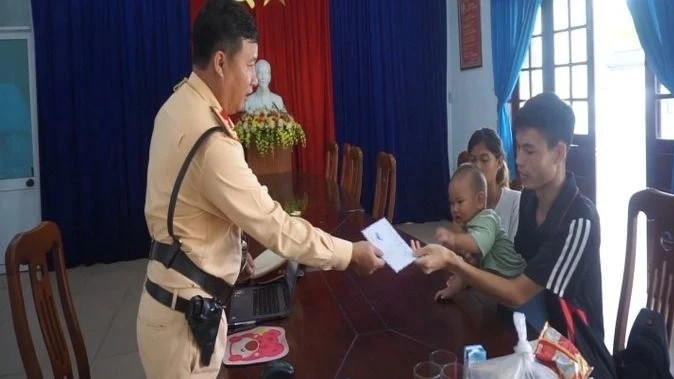 Truy tìm công ty quỵt lương khiến lao động phải đi bộ về quê Truy tim cong ty quyt luong khien lao dong phai di bo ve que