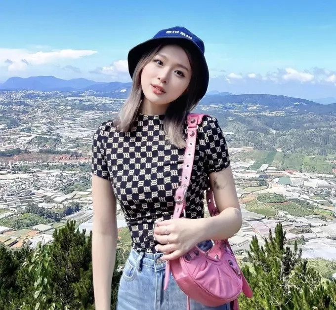 Chao (Châu Anh) được biết đến là một trong những rich kid "ngậm thìa vàng" nổi tiếng nhất mạng xã hội. Vừa qua, nhân dịp về Việt Nam thăm gia đình, Chao hé lộ không gian bên trong căn biệt thự ở Hà Nội.