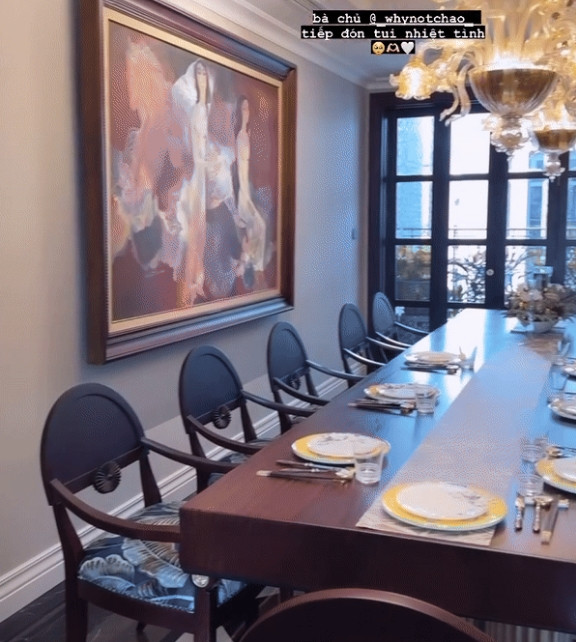 Bàn ăn hình chữ nhật đủ cho 12 người sử dụng. Phía trên bàn ăn có đèn chùm sang trọng.