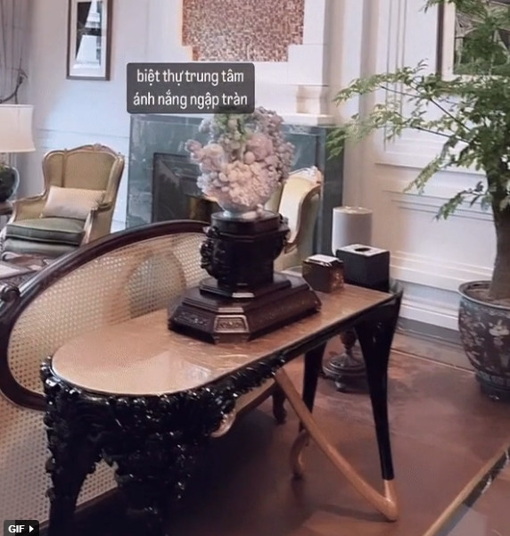 Phòng khách có trần cao, bày trí đẹp mắt và nội thất sang trọng.