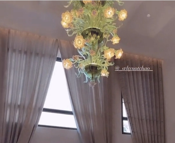 Đèn chùm màu xanh đặt chính giữa tạo cho căn phòng cảm giác xa hoa.