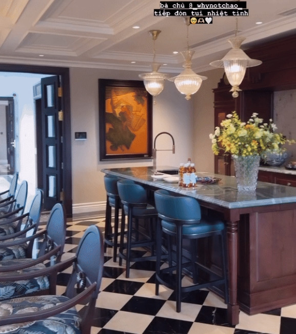 Toàn bộ tủ bếp được làm bằng gỗ cao cấp.