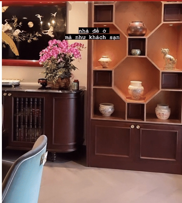 Hầu hết nội thất trong nhà đều được làm bằng gỗ.